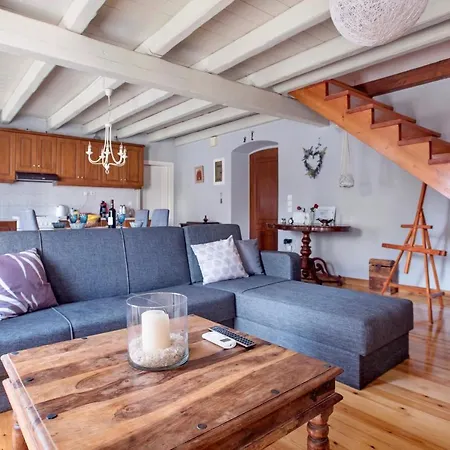 Apartment Luxury Family House With Backyard Mantouki